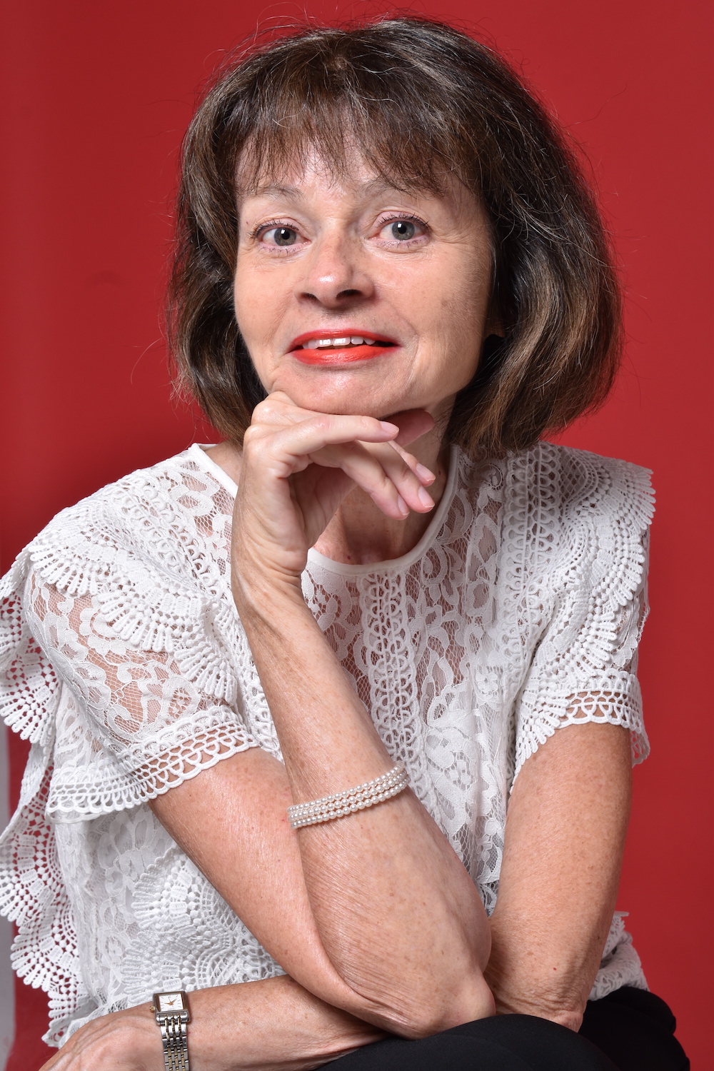 Portrait d'Hélène Collette sur fond rouge